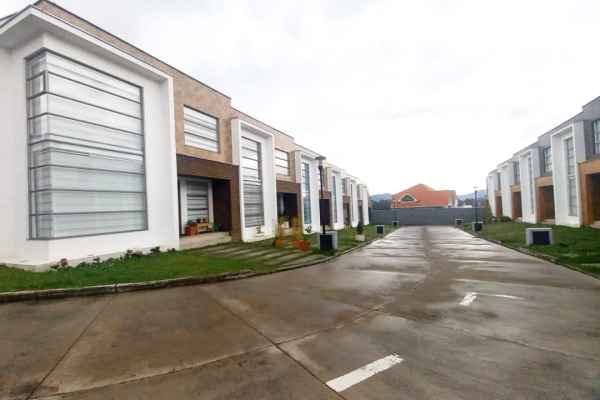 CASA  DE DOS PISOS EN VENTA UBICADA DENTRO DE UN CONDOMINIO