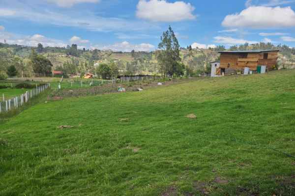 SE VENDE AMPLIO TERRENO, EN EL SECTOR DE GORDELEG.