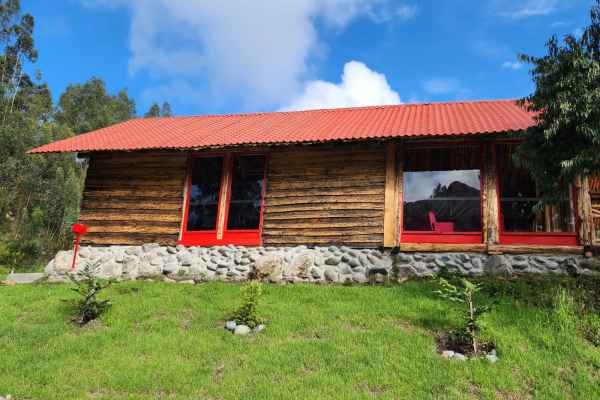 CASA RUSTICA AMOBLADA EN RENTA CON AMPLIO ESPACIO VERDE
