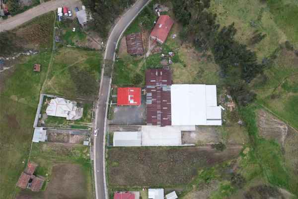 CASA CON DOS GALPONES EN VENTA EN EL SECTOR TIXAN