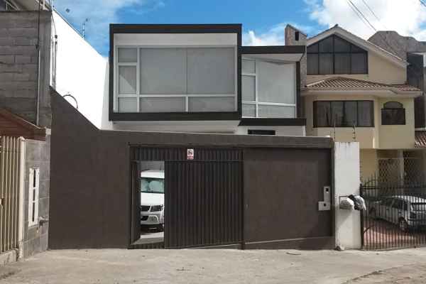 EN VENTA HERMOSA CASA GRANDE DOS PISOS SECTOR LAS PENCAS