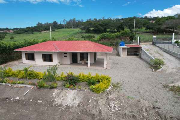 VILLA CON AMPLIO TERRENO EN YUNGUILLA SECTOR (LACAY BAJO)