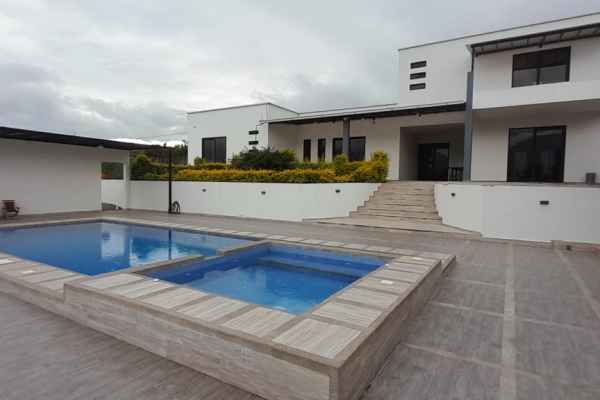 ¡EN VENTA! HERMOSA QUINTA EN YUNGUILLA, SECTOR LACAY BAJO