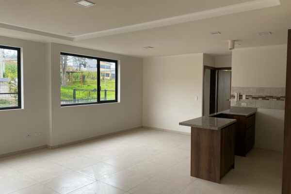 SE VENDE HERMOSA CASA POR ESTRENAR CON 2 LOCALES COMERCIALES