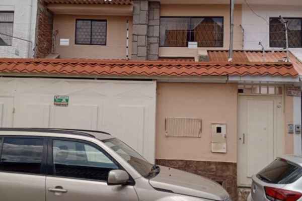 CASA EN VENTA EN EXCELENTE SECTOR SOLO 3 CUADRAS DE LA UDA.