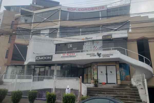 LOCAL COMERCIAL EN EDIFICIO SECTOR REMIGIO CRESPO.