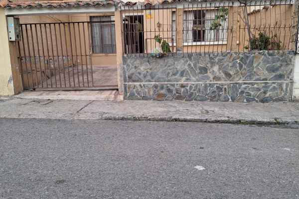 CASA EN VENTA DE 4 HABITACIONES SECTOR MERCADO 12 DE ABRIL.