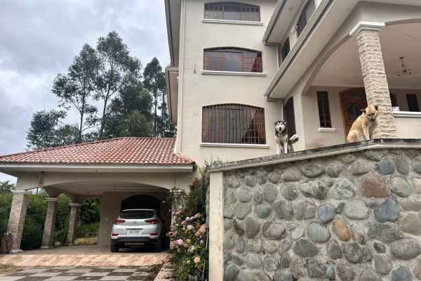 EN RENTA – EXCLUSIVA RESIDENCIA EN RICAURTE CON ÁREA VERDE.