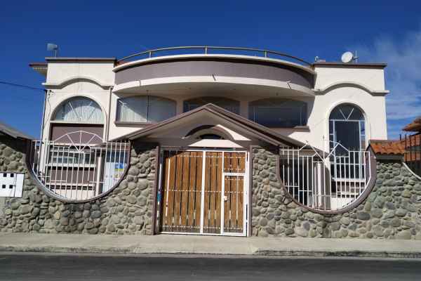 LOCAL COMERCIAL DE 2 PISOS EN RENTA, UBICADO EN RICAURTE.