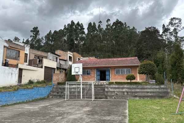 SE VENDE PROPIEDAD CON AMPLIO TERRENO IDEAL PARA EMPRENDER