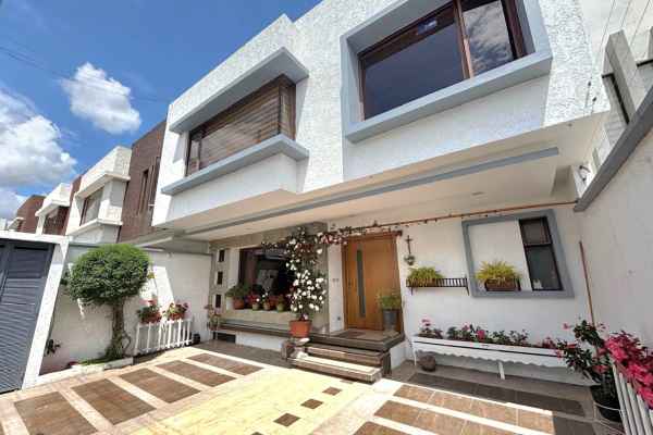 VENDO VILLA INDEPENDIENTE EN EXCLUSIVO SECTOR CHALLUABAMBA