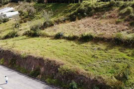 HERMOSO TERRENO PLANO EN GUACHAPALA CON AGUA DE RIEGO